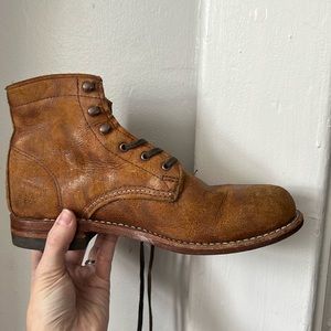 Women’s size 8 Wolverine 1,000 mile boots
